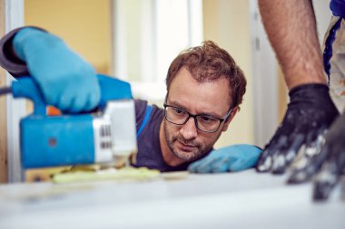 İki tamirci birlikte çalışan bir ev yenileme.