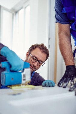 İki tamirci birlikte çalışan bir ev yenileme.