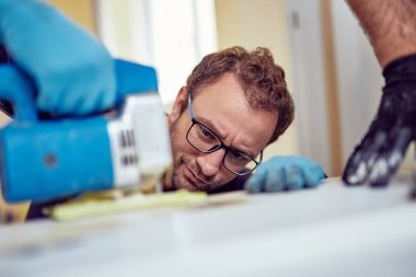 İki tamirci birlikte çalışan bir ev yenileme.