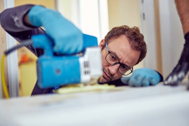 İki tamirci birlikte çalışan bir ev yenileme.