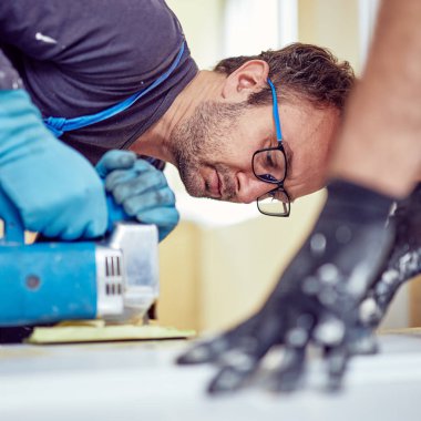 İki tamirci birlikte çalışan bir ev yenileme.