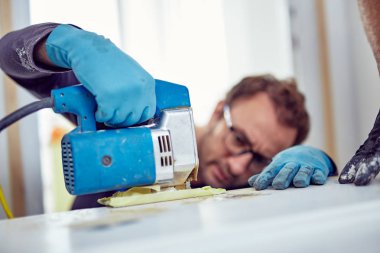 İki tamirci birlikte çalışan bir ev yenileme.