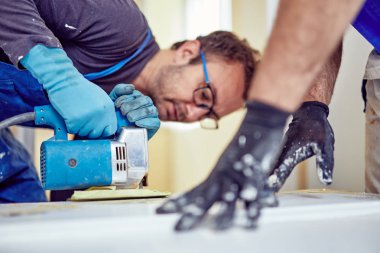 İki tamirci birlikte çalışan bir ev yenileme.