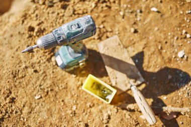 Bir inşaat üzerinde hızlı çalışmak için kablosuz matkap aracı otur