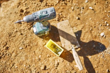 Bir inşaat üzerinde hızlı çalışmak için kablosuz matkap aracı otur