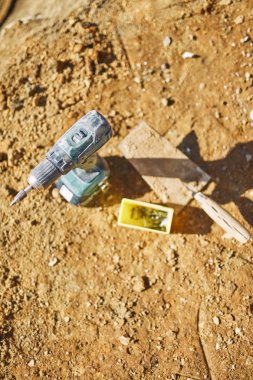 Bir inşaat üzerinde hızlı çalışmak için kablosuz matkap aracı otur