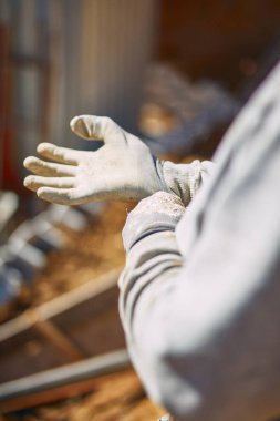 Ağır bir sitede inşaat işçisi sıkı çalışma yapıyor.