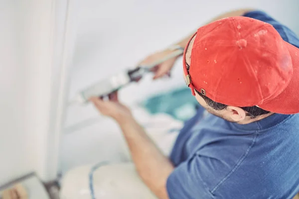 Trabalhador usando silicone para paredes e azulejos dentro de casa - ren — Fotografia de Stock