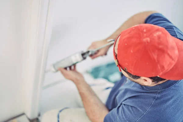 Trabalhador usando silicone para paredes e azulejos dentro de casa - ren — Fotografia de Stock