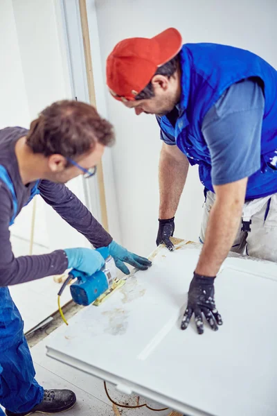 Two handymen working together on a house renovation. — Stock Photo, Image