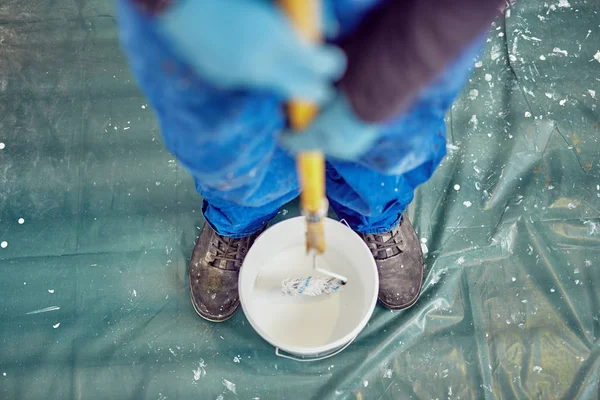 Paredes de pintura de los trabajadores dentro de la casa - arreglos de renovación . — Foto de Stock