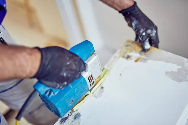 Handyman fijar / trabajar en una renovación de la casa . — Foto de Stock