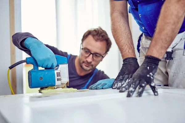 Dos manitas trabajando juntos en una renovación de la casa . — Foto de Stock