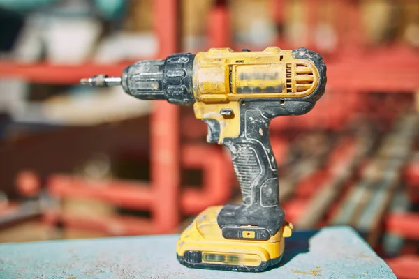 Power drill trådløst værktøj til hurtigt at arbejde på en konstruktion sit - Stock-foto
