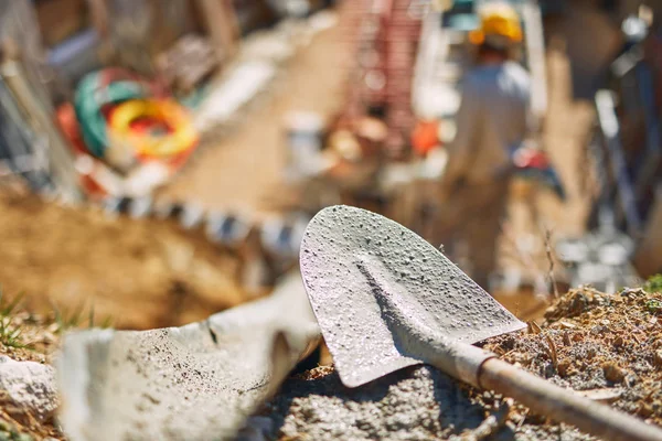 Lavoratore edile in un cantiere pesante che lavora sodo . — Foto Stock