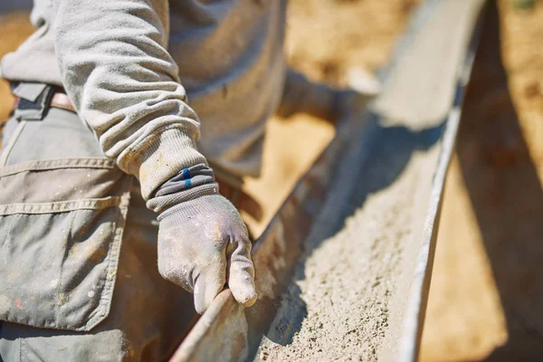 열심히 일하는 무거운 현장에서 건설 노동자. — 스톡 사진