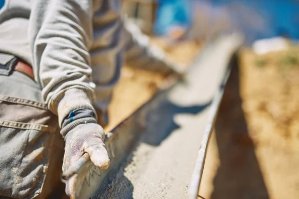 Travailleur de la construction sur un chantier lourd qui travaille dur . — Photo