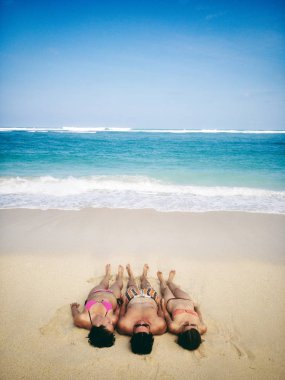 Kumlu bir tropikal okyanusta zevk arkadaş / deniz plaj.