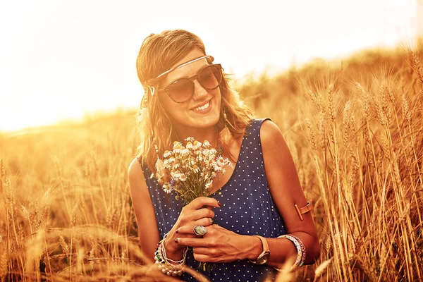 Donna con mazzo di fiori in un campo di grano . — Foto Stock