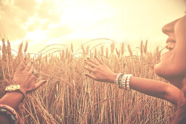 Руки молодої жінки в пшеничному полі . — стокове фото