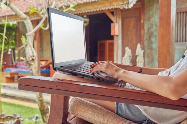 Fille en utilisant un ordinateur portable sur une véranda / terrasse à la maison . — Photo