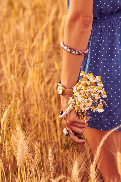 Donna con mazzo di fiori in un campo di grano . — Foto Stock