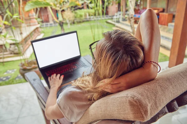 Menina usando laptop em um alpendre / terraço . — Fotografia de Stock