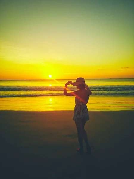 Ragazza godendo al mare / vista mare al tramonto . — Foto Stock