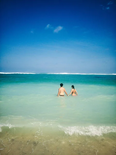 Paar genießt an einem tropischen Sandstrand. — Stockfoto