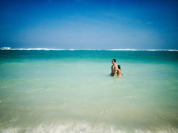Kumlu okyanus tropik sahilde zevk çift. — Stok fotoğraf