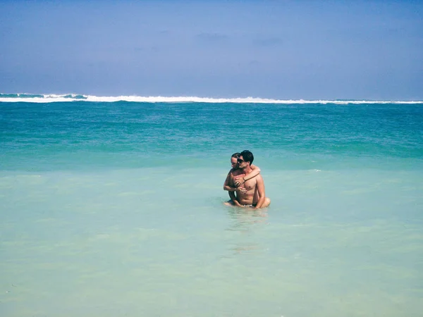 Couple enjoying on a sandy ocean tropical beach. — Stock Photo, Image