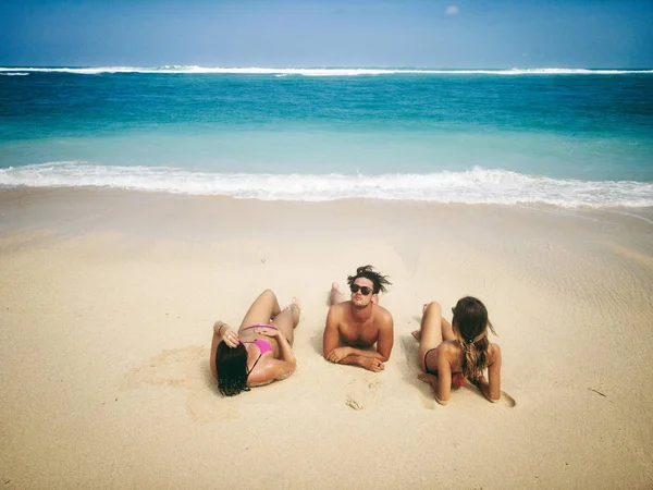 모래 열 대 바다에서 즐기는 친구 / 바다 해변. — 스톡 사진