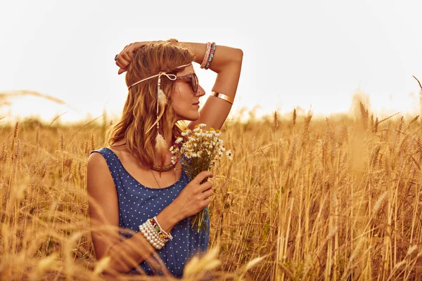 Donna con mazzo di fiori in un campo di grano . — Foto Stock