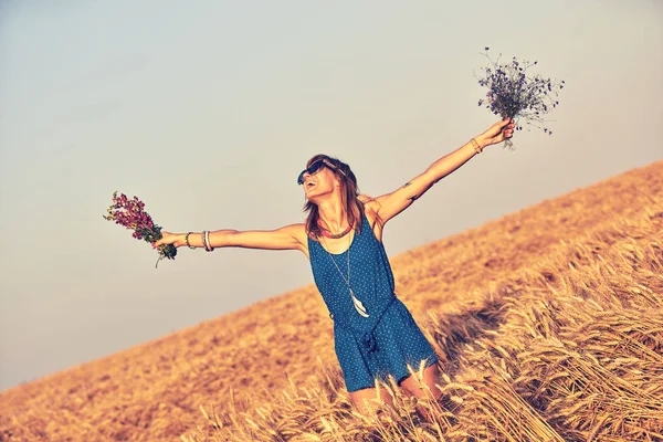 Ragazza che tiene fiori e mani in alto . — Foto Stock