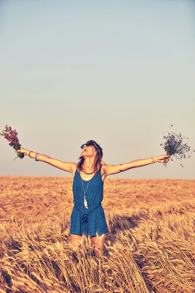 Ragazza che tiene fiori e mani in alto . — Foto Stock