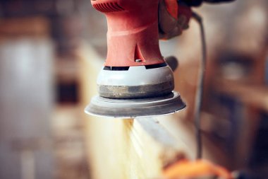 Erkek marangoz bir retro vintage orbital elektrikli zımpara kullanarak 