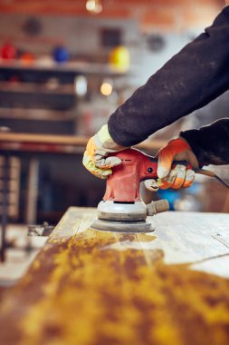 Erkek marangoz bir retro vintage orbital elektrikli zımpara kullanarak 