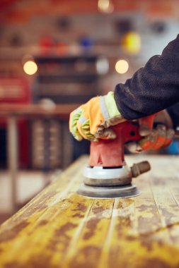 Erkek marangoz bir retro vintage orbital elektrikli zımpara kullanarak 