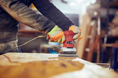 Erkek marangoz bir retro vintage orbital elektrikli zımpara kullanarak 