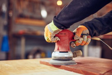 Erkek marangoz bir retro vintage orbital elektrikli zımpara kullanarak 