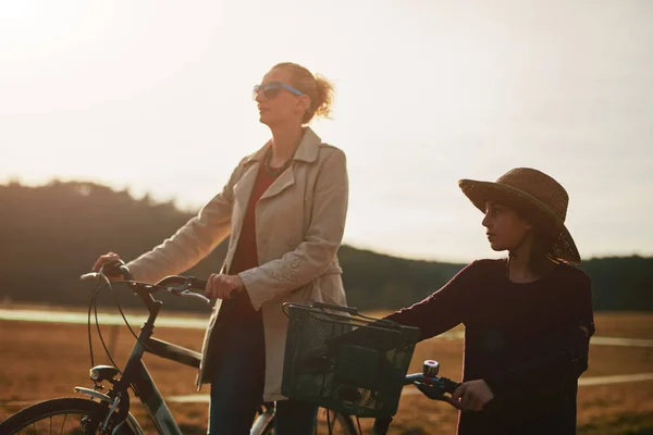 Mutter und Tochter mit Fahrrädern auf dem Land. — Stockfoto