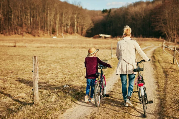 시골에서 자전거를 들고 있는 어머니와 딸. — 스톡 사진