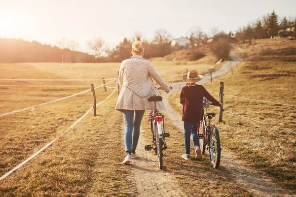 Mutter und Tochter mit Fahrrädern auf dem Land. — Stockfoto