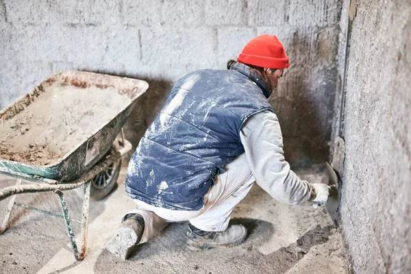 Trabajador de construcción real haciendo una pared dentro de la nueva casa . — Foto de Stock