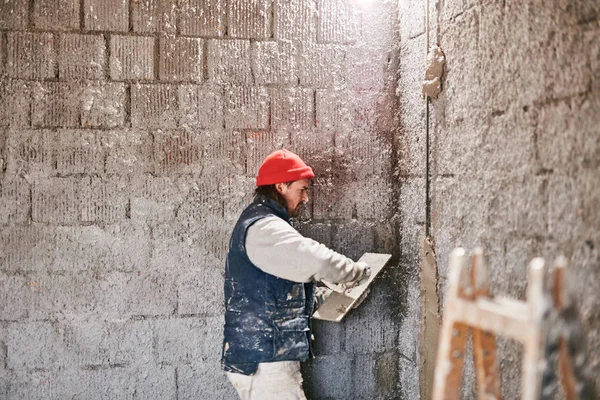 Vrai ouvrier de la construction faisant un mur à l'intérieur de la nouvelle maison . — Photo