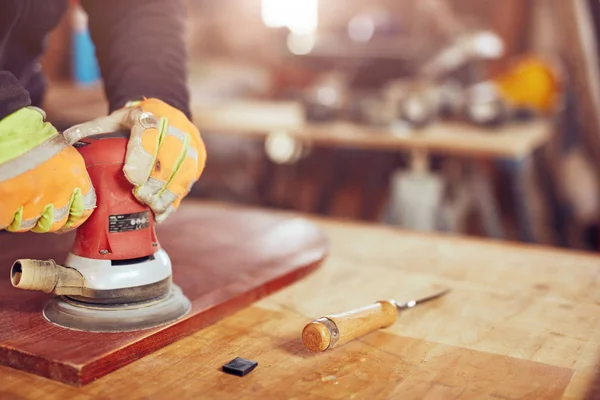 Male carpenter using orbital electric sander in a retro vintage — Stock Image Male carpenter using orbital electric sander in a retro vintage Royalty Free Stock Photos