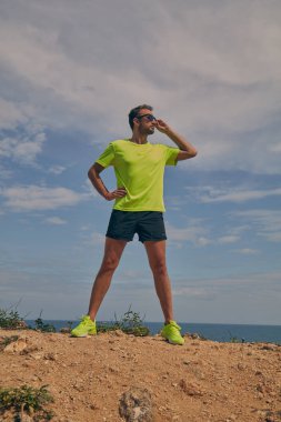 Okyanus yakınında tropikal egzotik uçurumun üzerinde uzanan Sportsman.