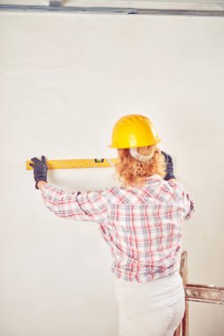 Çalışan kadın sıva / evin içinde duvarlar boyama.