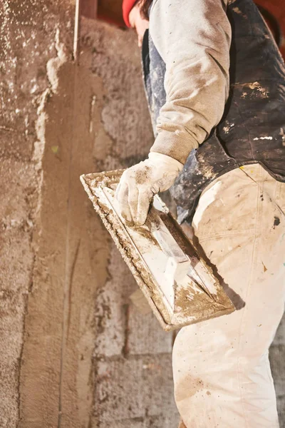 Vrai ouvrier de la construction faisant un mur à l'intérieur de la nouvelle maison . — Photo