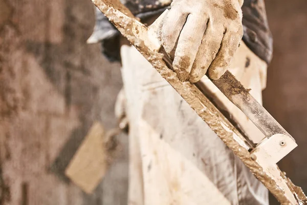 Real construction worker making a wall inside the new house. — Stock Photo, Image